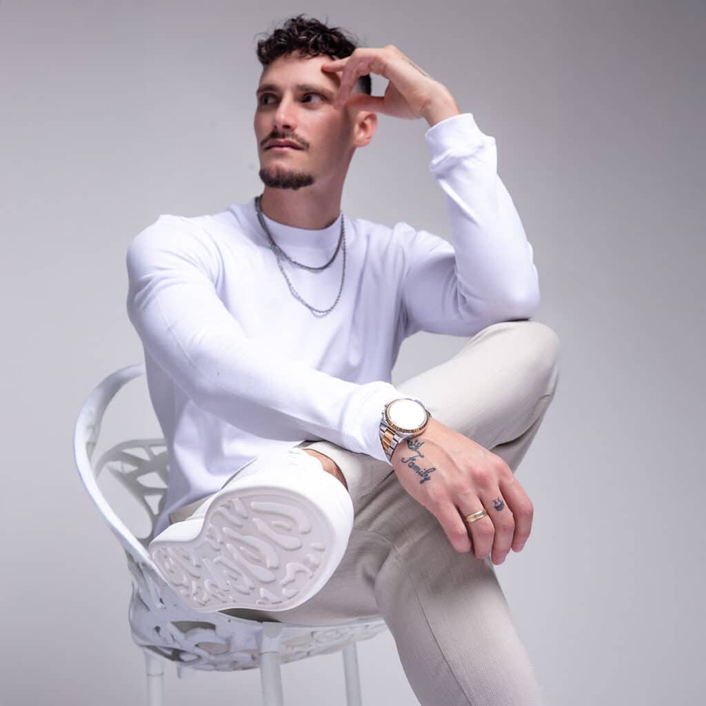 חולצת חצי גולף צמודה לגבר דגם לוני