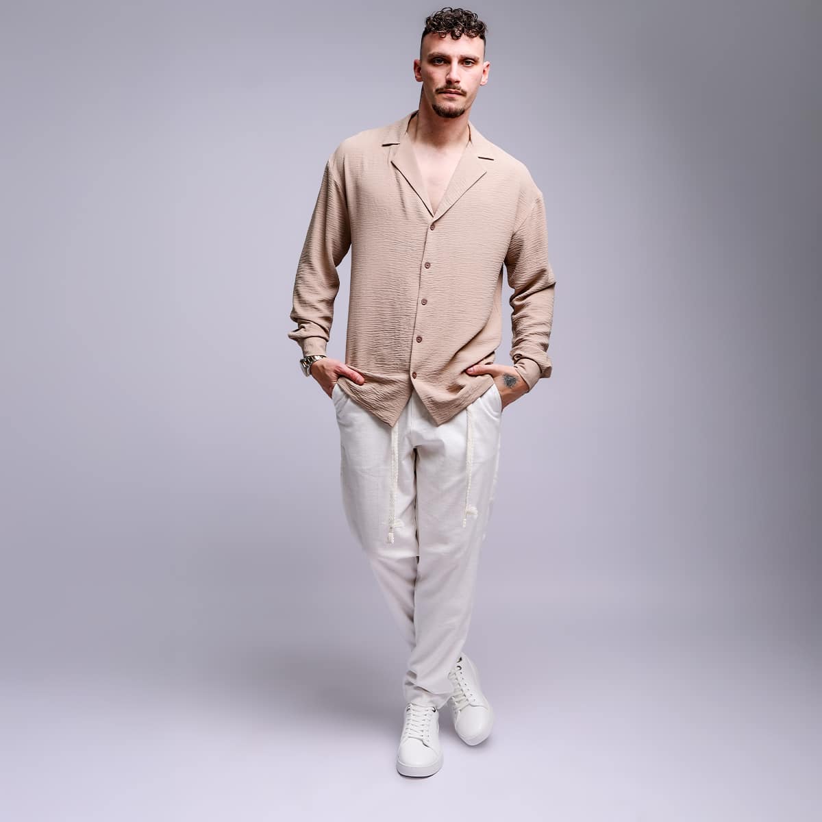 חולצת פשתן לגבר צווארון פתוח