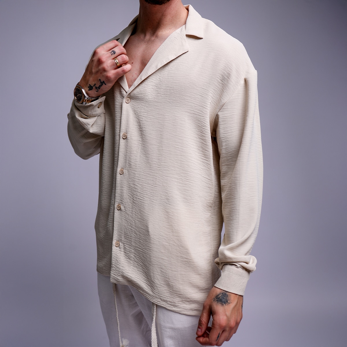 חולצת פשתן לגבר צווארון פתוח