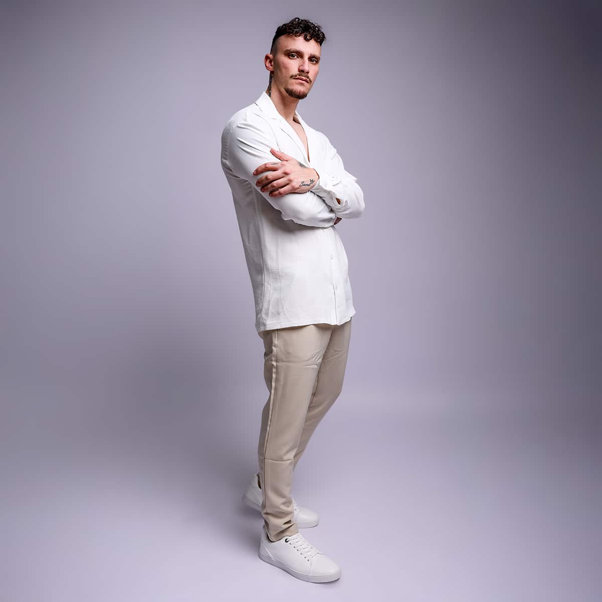 חולצת פשתן לגבר צווארון פתוח