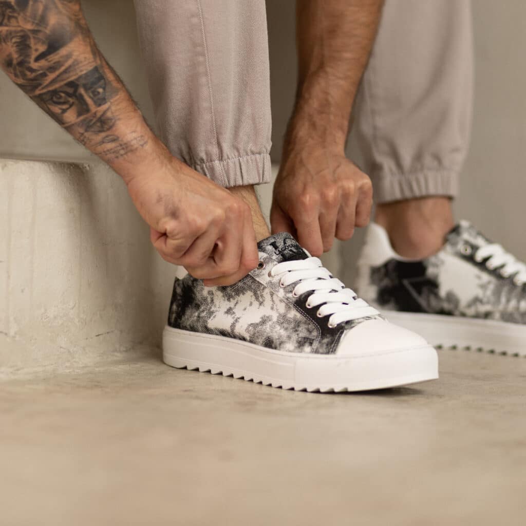 סניקרס לגבר טקסטורה בשחור-לבן